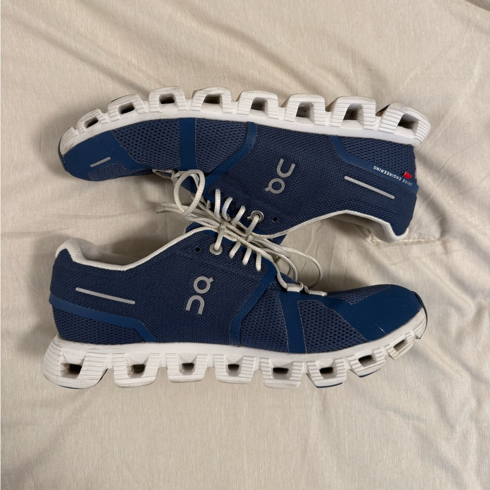 On Running Cloud 5 women’s sneakers in navy and white.